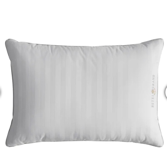Hotel Grand Feather & Down Pillow, 2-pack (not in packaging but new pillows) - Picture 4 of 9